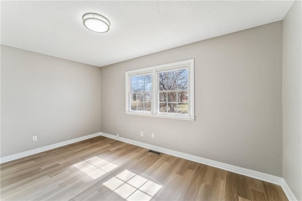 325 E Hickory Street — photo 18