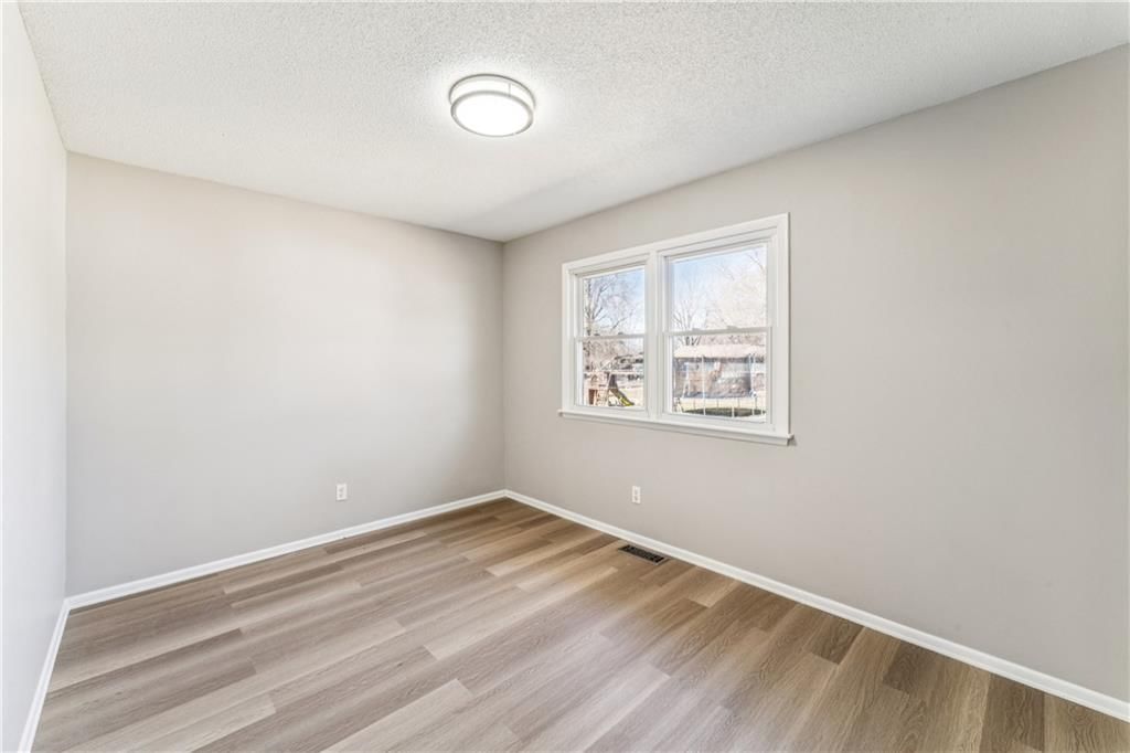 325 E Hickory Street — photo 22