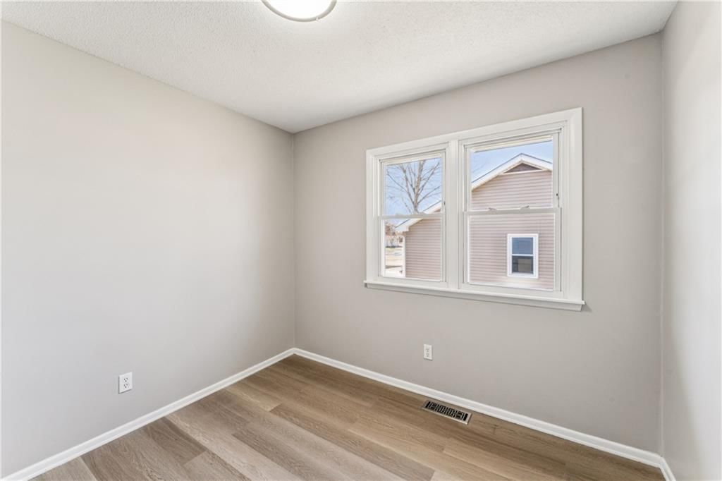 325 E Hickory Street — photo 27