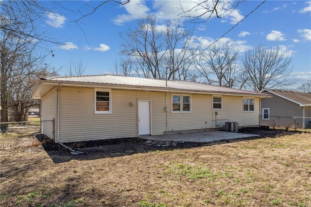 325 E Hickory Street — photo 35