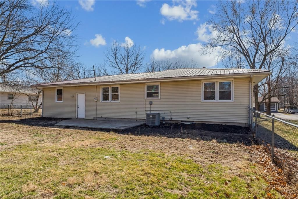 325 E Hickory Street — photo 36