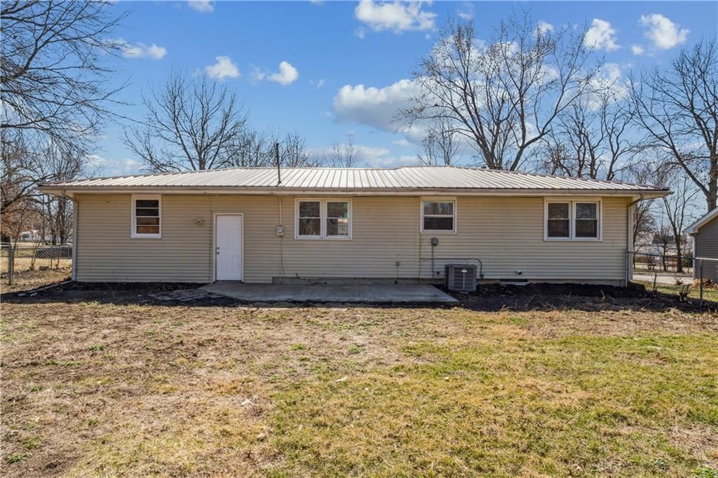 325 E Hickory Street — photo 37