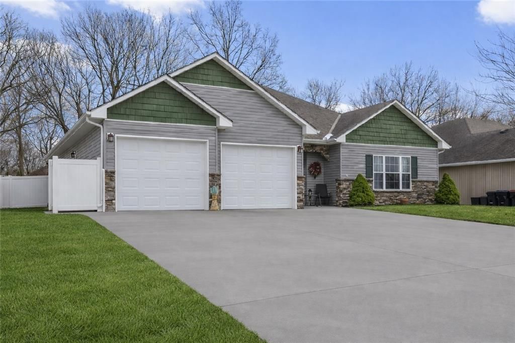 607 Oakmont Drive — photo 2