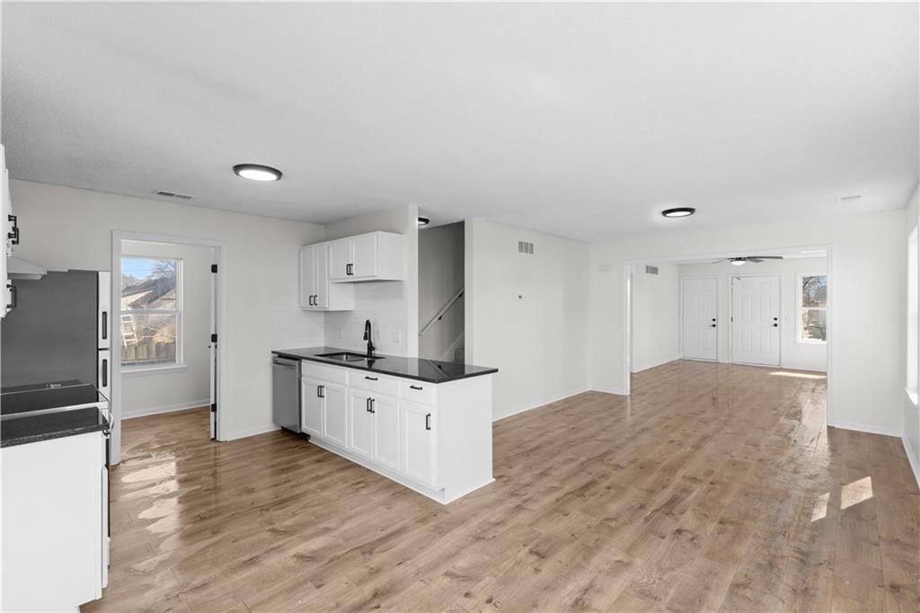 1116 E 77th Terrace — photo 8