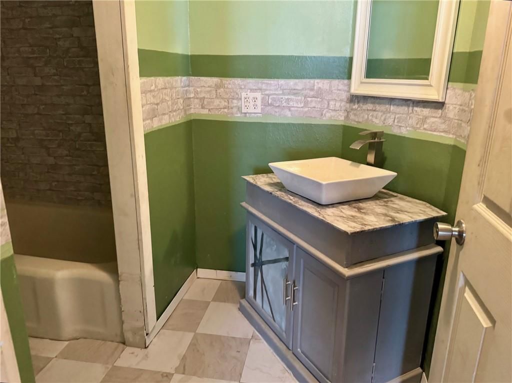 1410 Broadway Avenue — photo 18