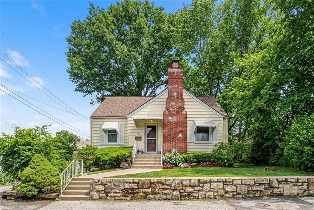 2208 W 48 Street, Westwood, KS