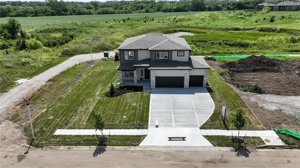 1005 SW Bluebird Lane, Oak Grove, MO
