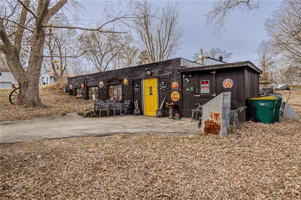 Photo 1 of 16 - 2021 N 54th Street, Kansas City, KS 66104
