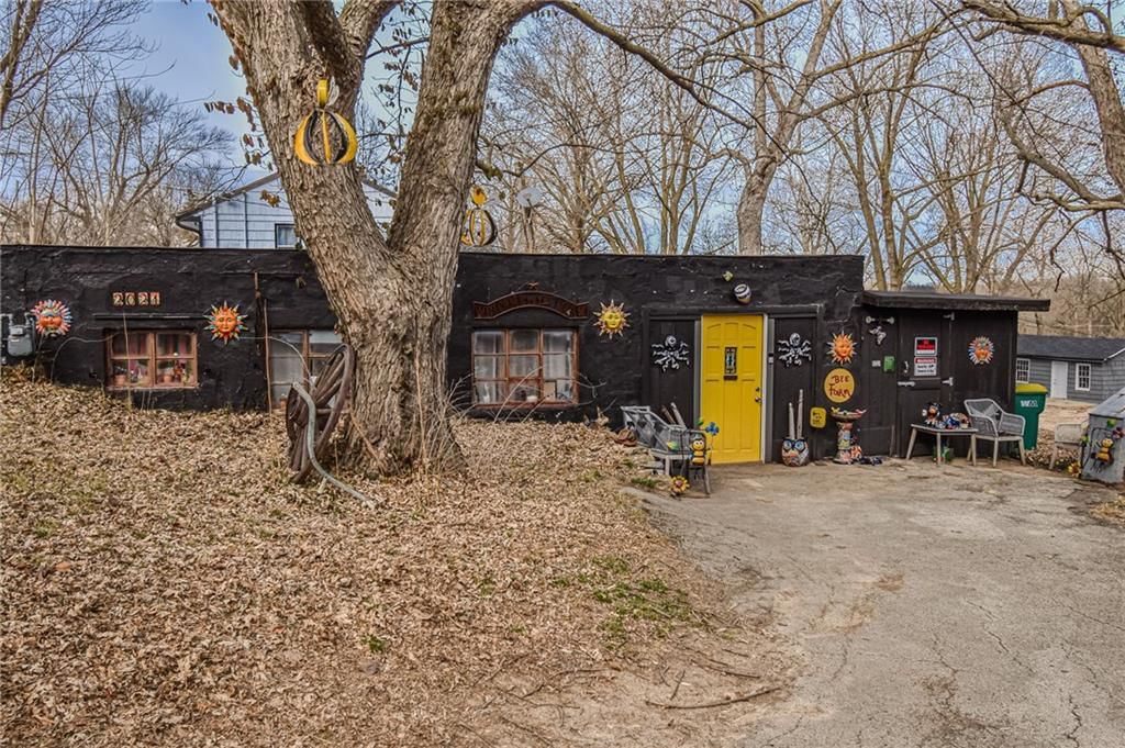 Photo 2 of 16 - 2021 N 54th Street, Kansas City, KS 66104