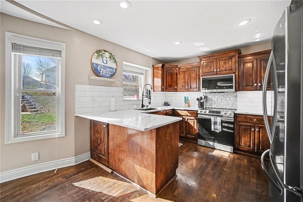 1009 NW Burr Oak Lane — photo 7