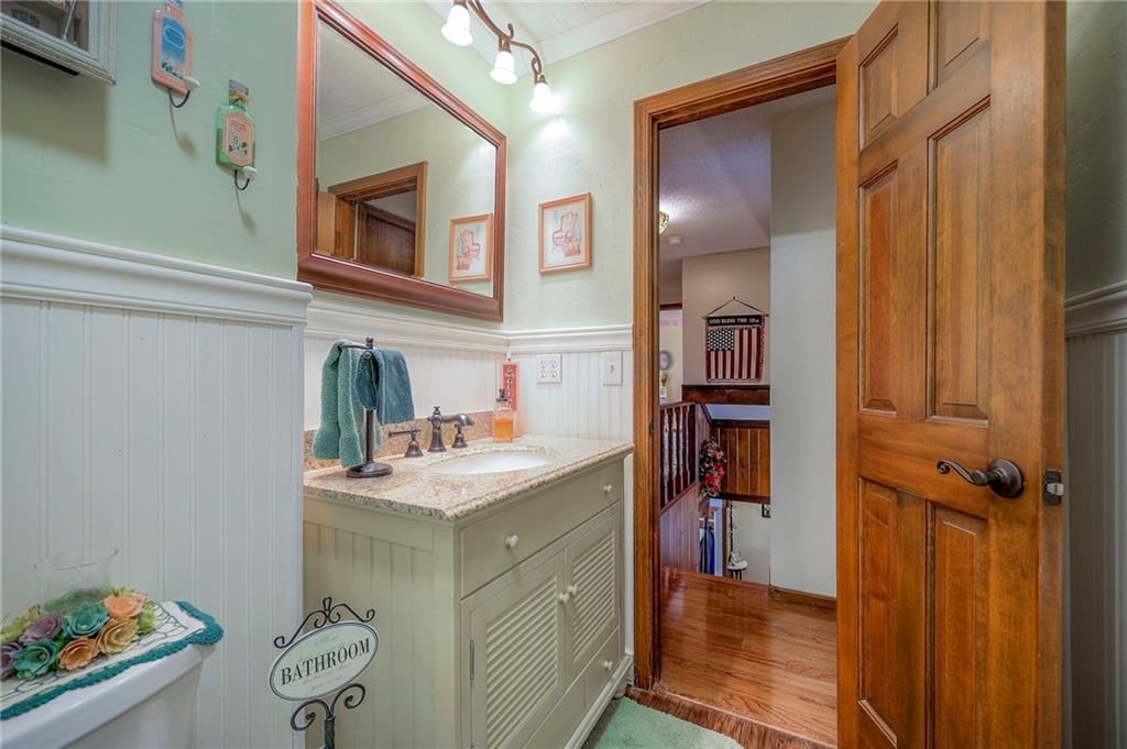 8422 Rosehill Road — photo 35
