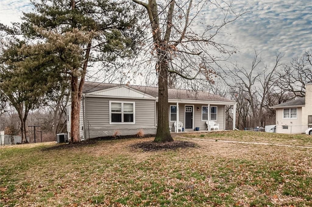 541 S Bluegrass Drive, Bonner Springs, KS