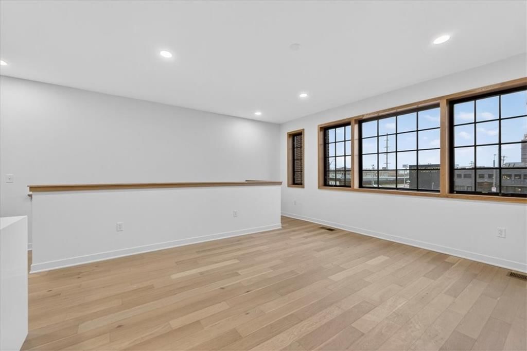 521 E 19th Street — photo 3