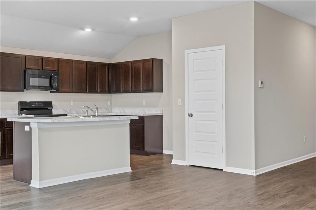 565 W Bluebird Street — photo 2