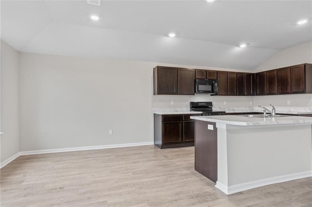 565 W Bluebird Street — photo 3