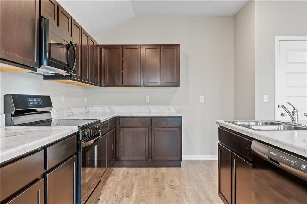 565 W Bluebird Street — photo 5