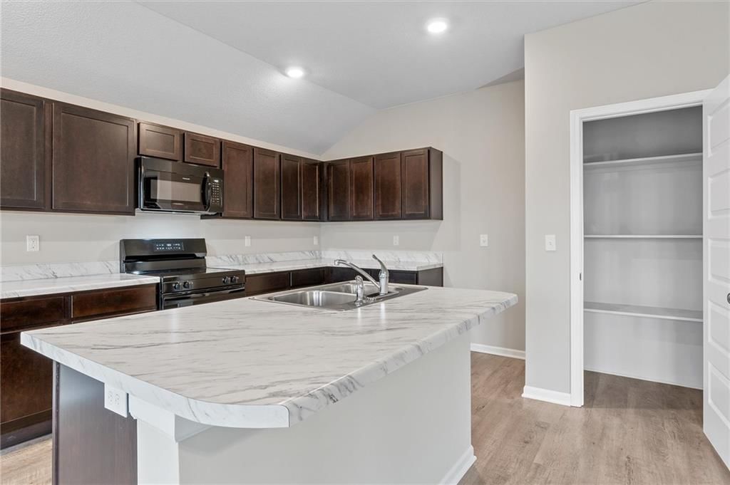 565 W Bluebird Street — photo 6