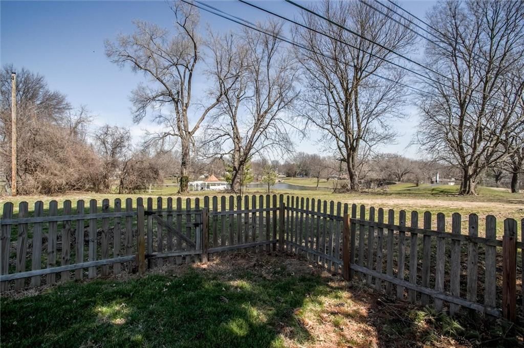517 NW Lakeview Road — photo 26