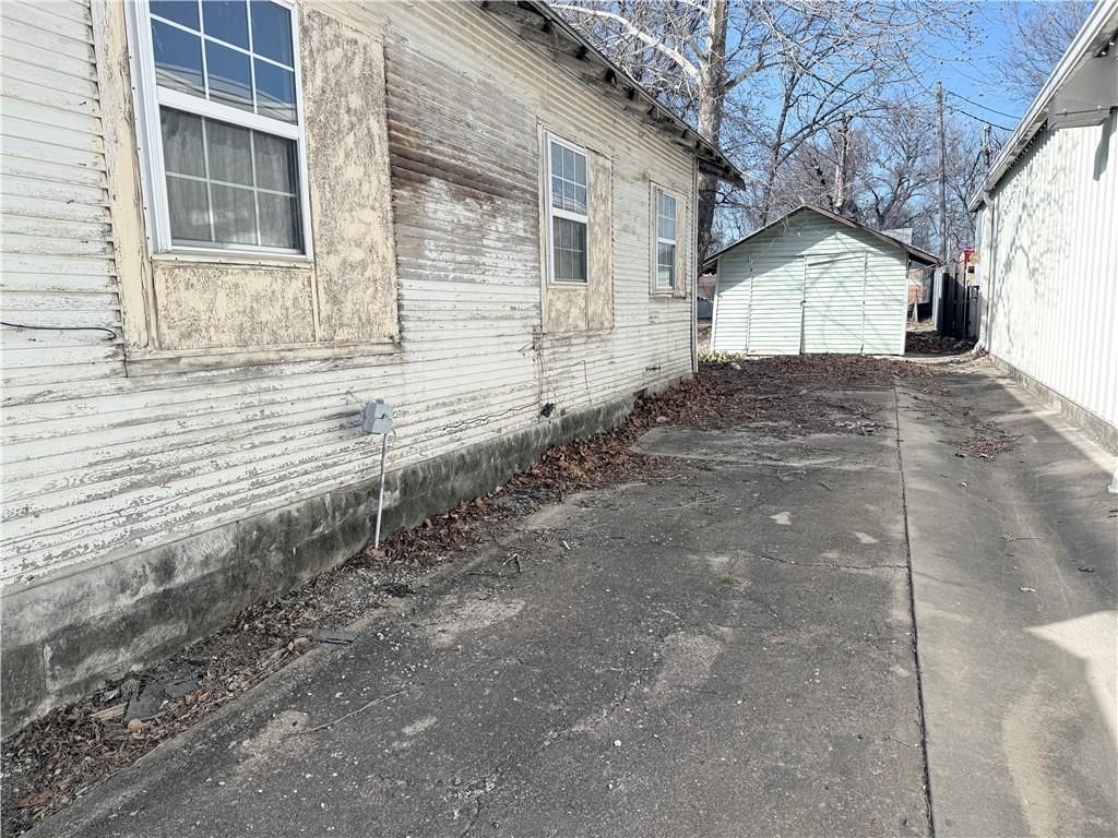 112 W Oak Street — photo 13