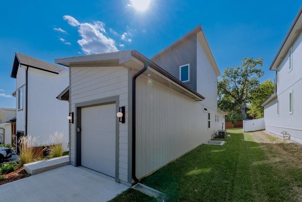 4436 TRACY Avenue — photo 2