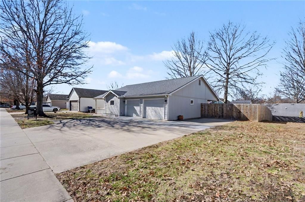 2613 Mayfair Drive — photo 3