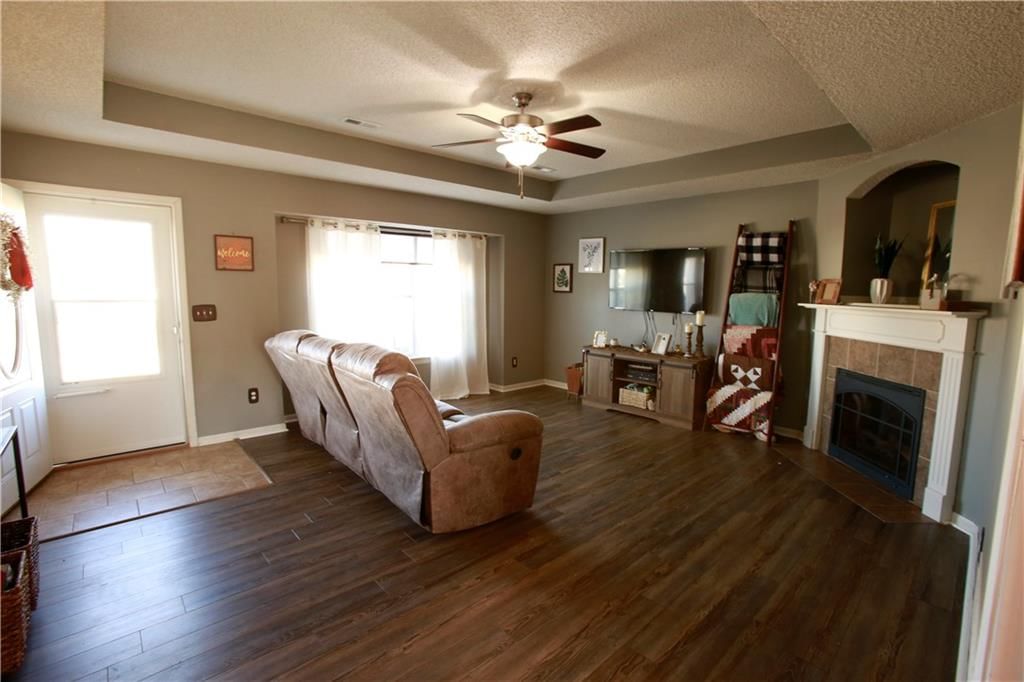 734 Iron Horse Drive — photo 3