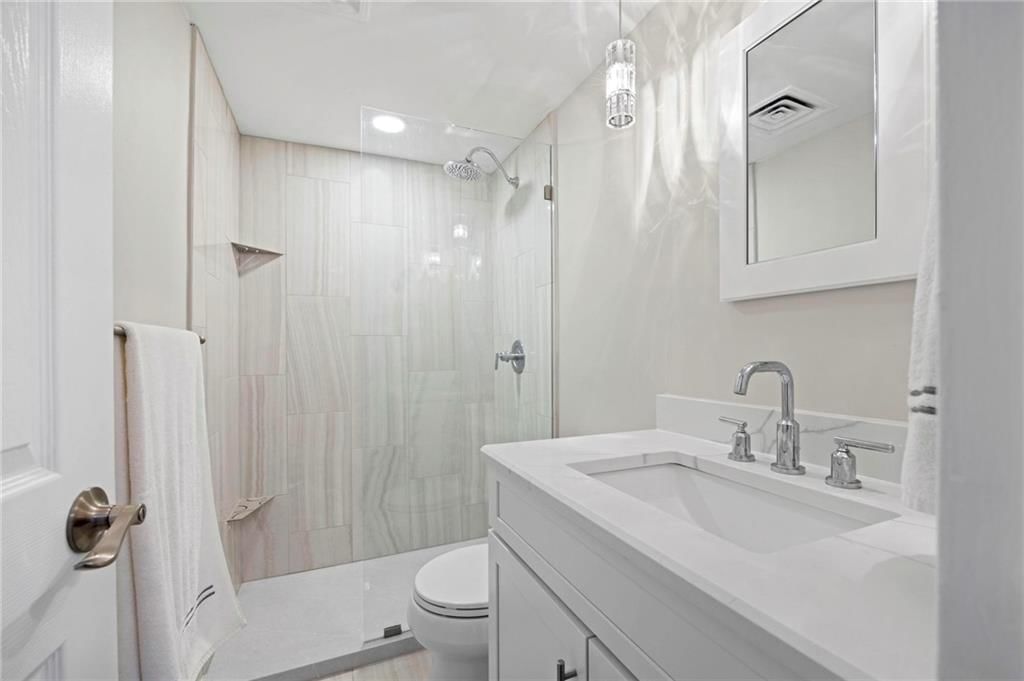 4545 Wornall Road — photo 10