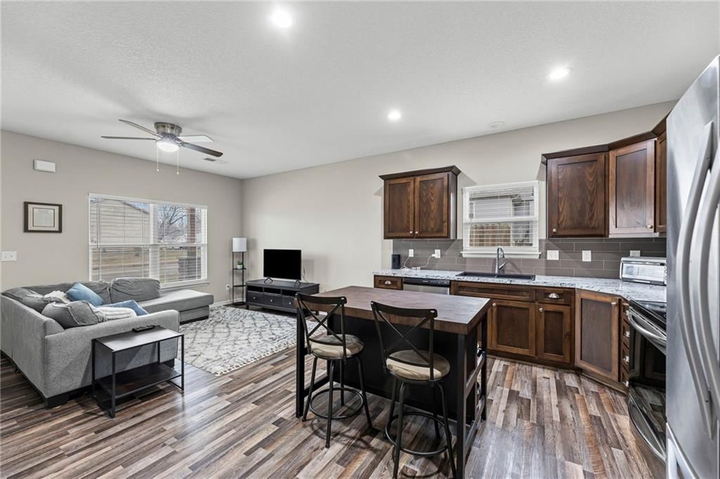929 E Wilson Street — photo 8