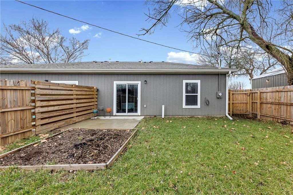 929 E Wilson Street — photo 26