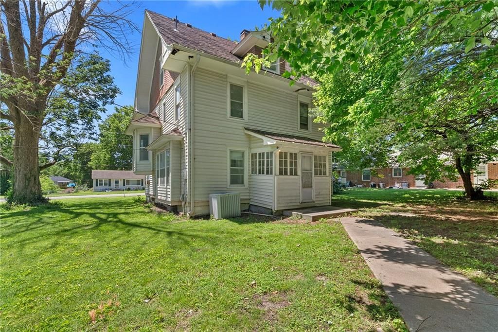 602 W Walnut Street — photo 39