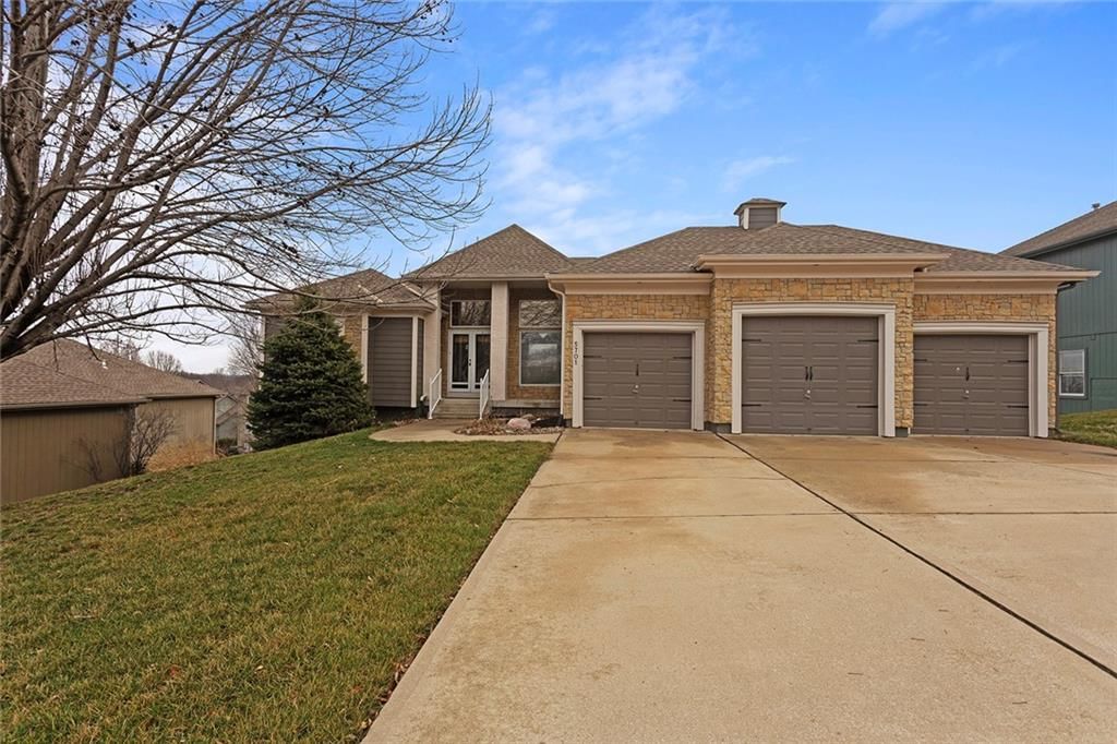 5701 NE Coral Drive, Lee's Summit, MO