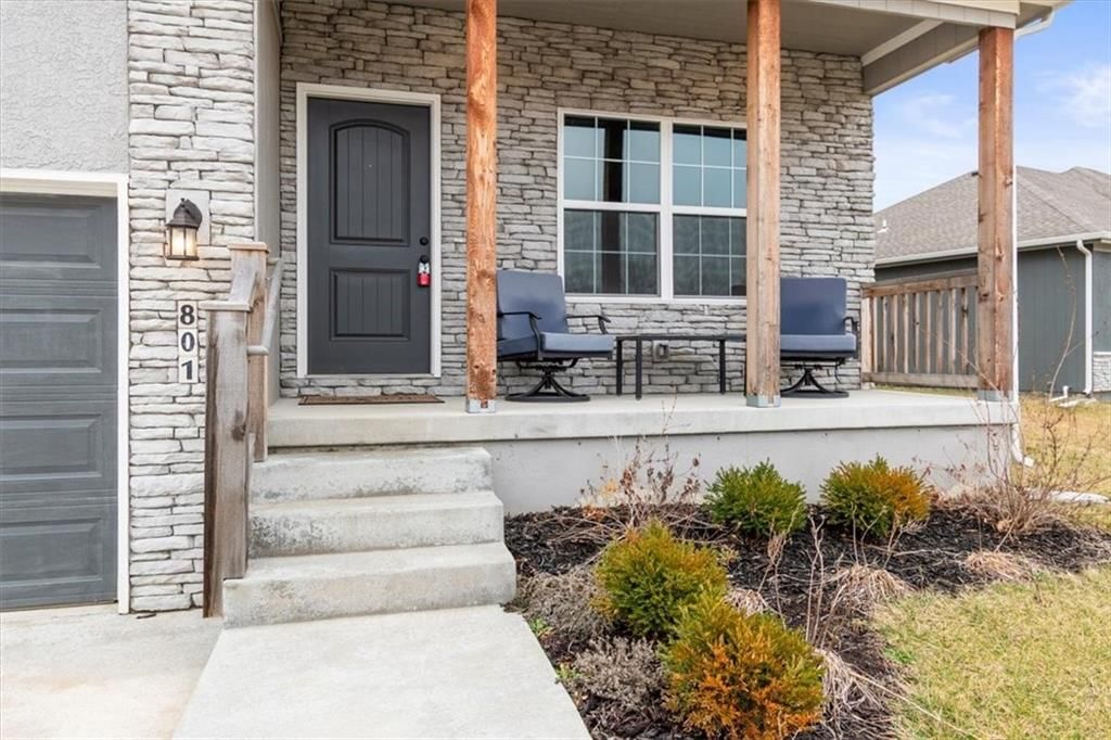 801 NW Hickory Ridge Drive — photo 3
