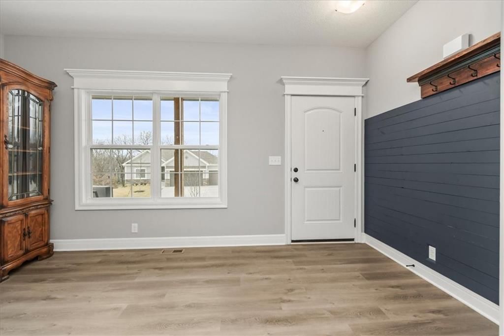 801 NW Hickory Ridge Drive — photo 4