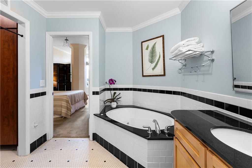 2929 McGee Trafficway — photo 33