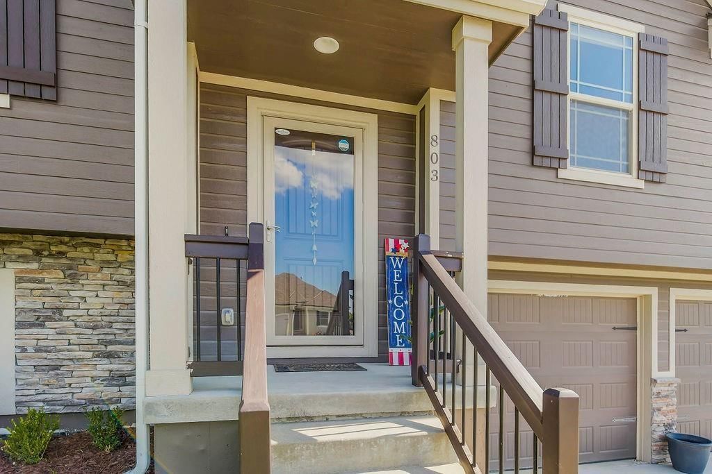 803 SW Apple Grove Court — photo 2