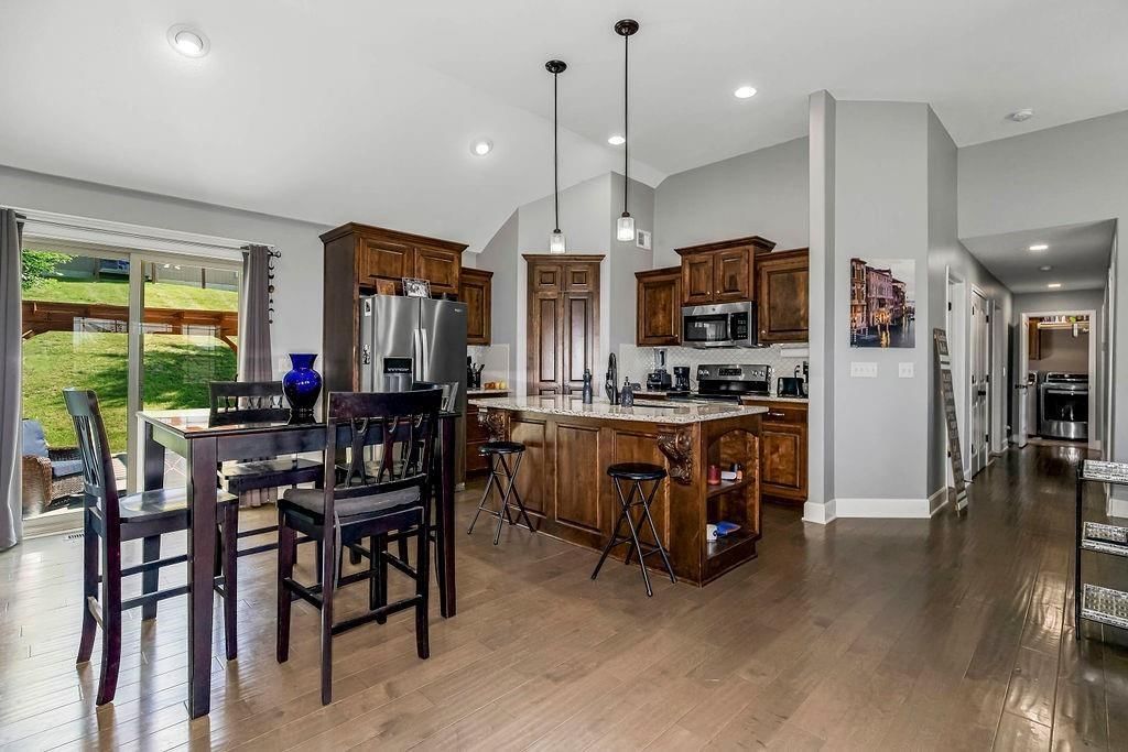803 SW Apple Grove Court — photo 8