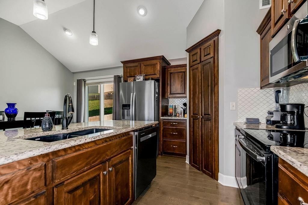 803 SW Apple Grove Court — photo 11