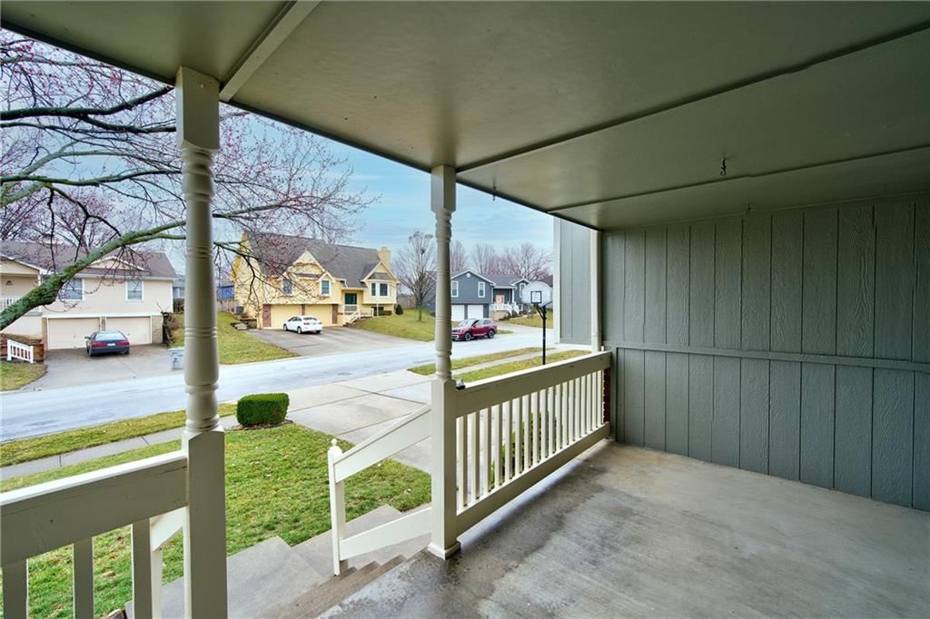 628 SE Ashton Drive — photo 2