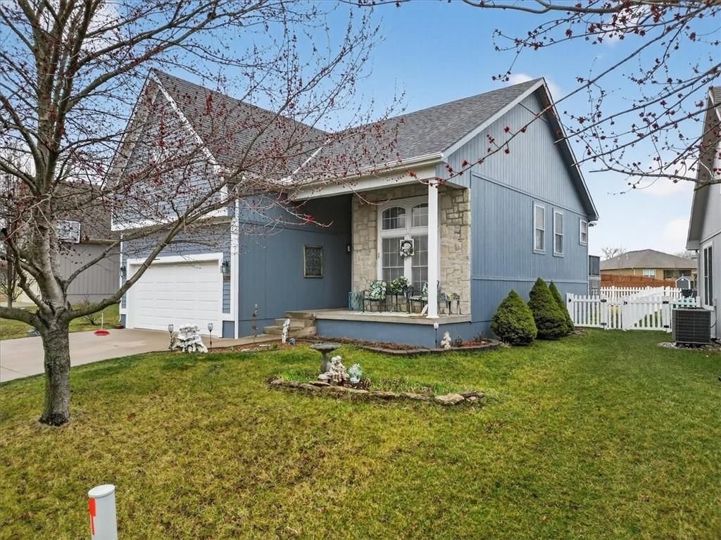 802 Redbud Drive — photo 2
