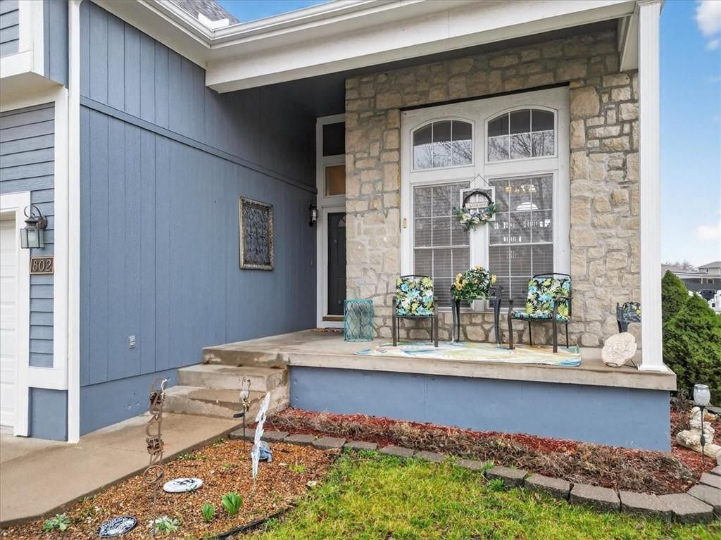 802 Redbud Drive — photo 3