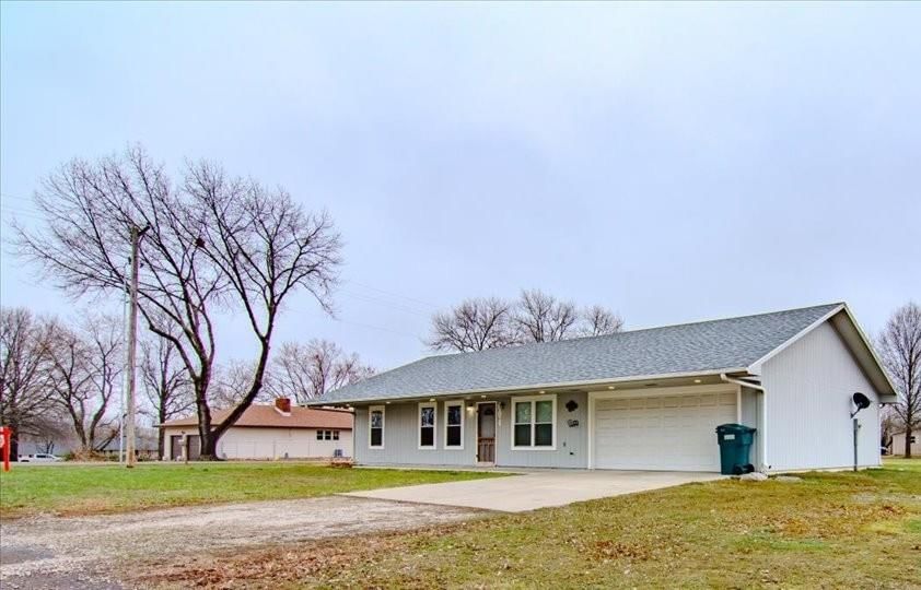 604 E Vogt Road — photo 3