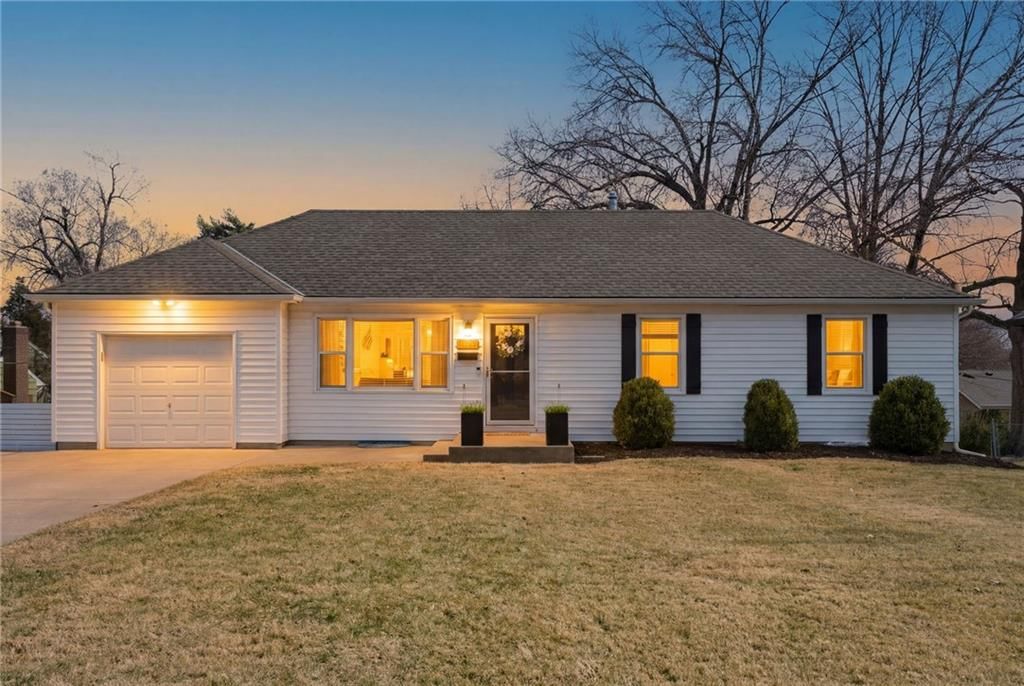 9237 Hemlock Street, Overland Park, KS