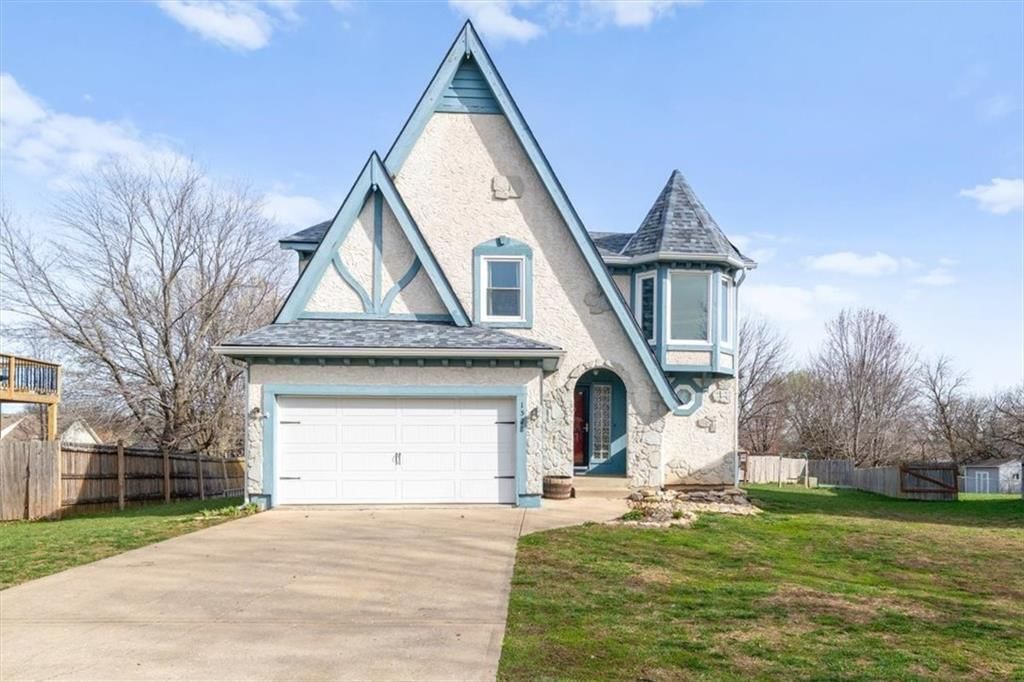 1528 W Romany Court, Olathe, KS