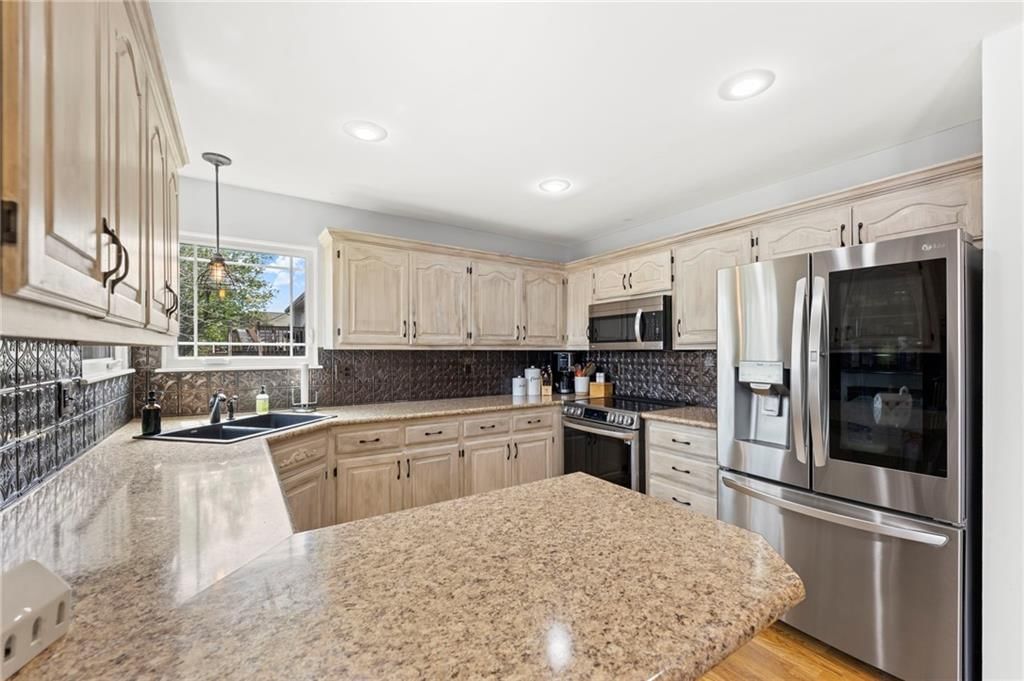 1617 NE AUBURN Drive — photo 11