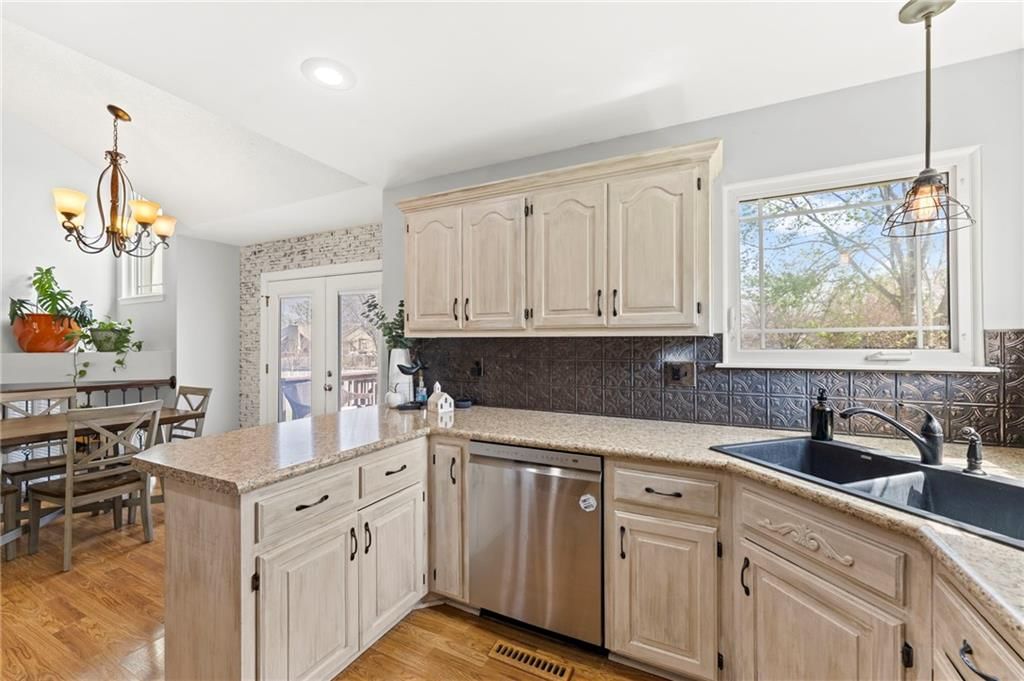 1617 NE AUBURN Drive — photo 12