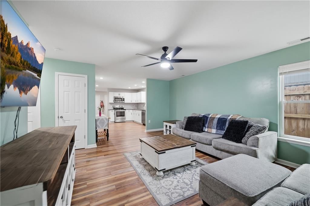 303 W Broadway Street — photo 2