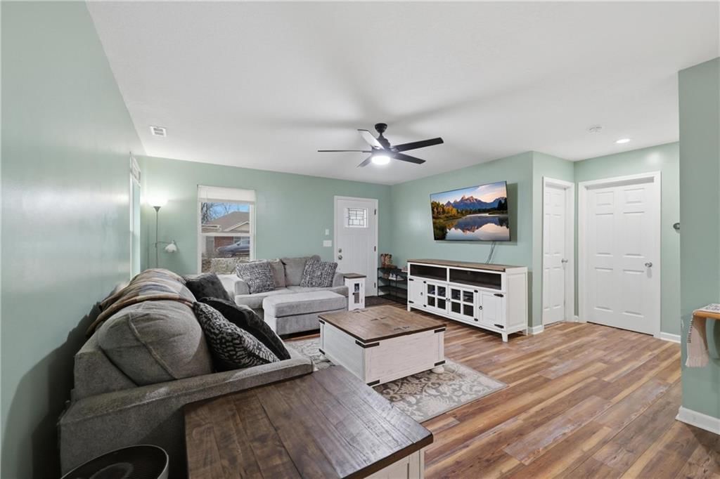 303 W Broadway Street — photo 3