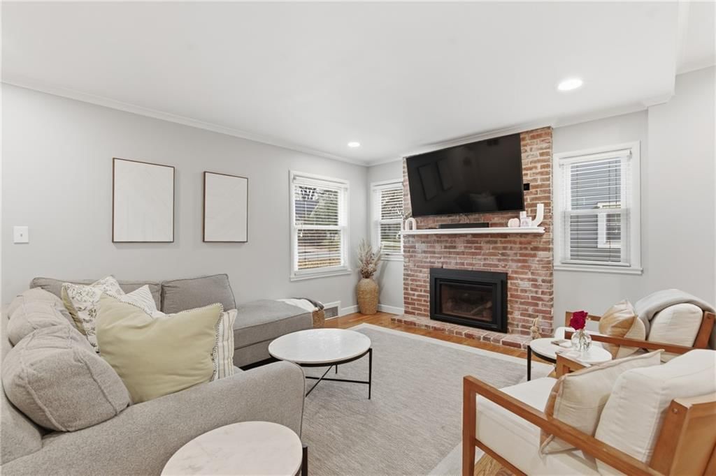5731 Walmer Street — photo 9