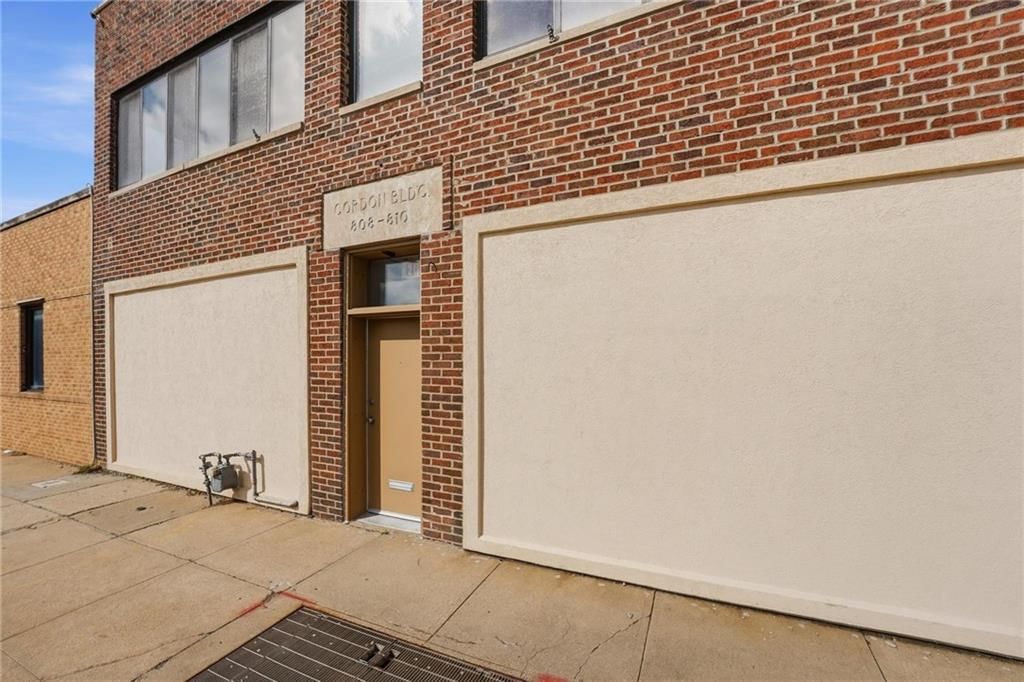 808 E 10th Street — photo 2