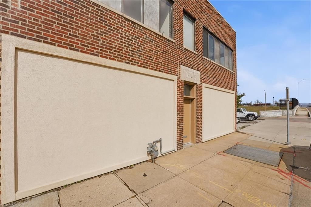 808 E 10th Street — photo 3